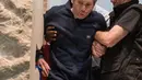 Seniman asal Perancis, Abraham Poincheval dikeluarkan dari dalam sebuah batu di Museum Paris, Prancis, Rabu (1/3). Ia berhasil menuntaskan tantangan tinggal seminggu dalam batu dan keluar dalam keadaan lemah. (AP Photo/Zacharie Scheurer)