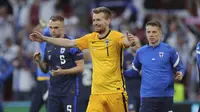 Kiper Finlandia, Lukas Hradecky merayakan kemenangan 1-0 atas Denmark. (Foto: Friedemann Vogel/Pool)