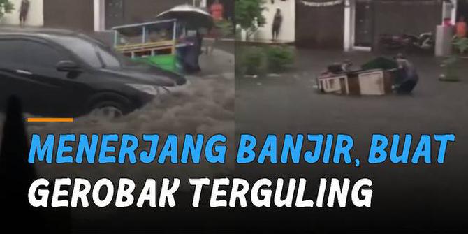 VIDEO: Terjang Banjir, Sebuah Mobil Buat Gerobak Pedagang Keliling Terguling