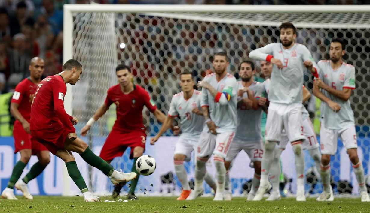 Proses terjadinya gol yang dicetak bintang Portugal, Cristiano Ronaldo, ke gawang Spanyol pada laga Grup B Piala Dunia di Stadion Fisht, Sochi, Jumat (15/6/2018). CR 7 pencetak hattrick perdana Piala Dunia 2018. (AP/Francisco Seco)