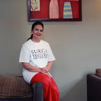 Artis senior Chirstine Hakim tak kuasa menahan air matanya saat membaca scrip film 'Surga Yang Terluka'. (Adrian Putra/Bintang.com)