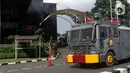 Kendaraan penyemprot air milik kepolisian disiagakan di jalan Kuningan Persada sekitar Gedung Merah Putih KPK, Jakarta, Jumat (28/5/2021). Pengamanan gedung Merah Putih KPK dan sekitarnya diperketat menyusul informasi adanya aksi unjuk rasa. (Liputan6.com/Helmi Fithriansyah)