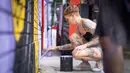 Nikki, asisten seniman Hatecopy, melukis saat Festival Mural Montreal di Quebec, Kanada, 16 Juni 2022. Sebanyak 21 seniman melukis mural baru tahun ini. (Paola Chapdelaine/AFP)