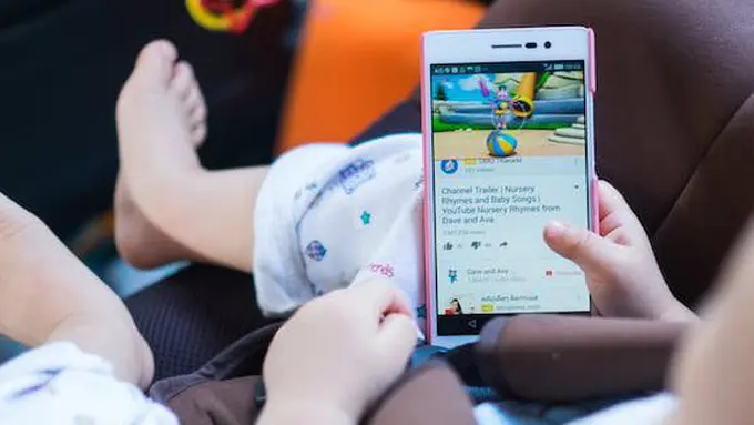 Anak menonton youtbe (ilustrasi)