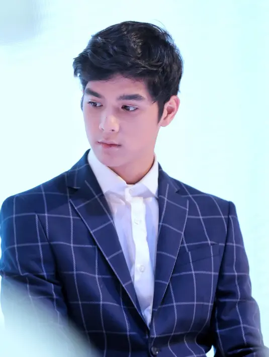 Pada puasa kali ini, Al banyak meluangkan waktu untuk berkumpul dengan keluarganya. Momen-momen berkumpul dengan keluarga dimanfaatkan untuk melakukan foto selfie bersama orang tuanya. (Adrian Putra/Bintang.com)