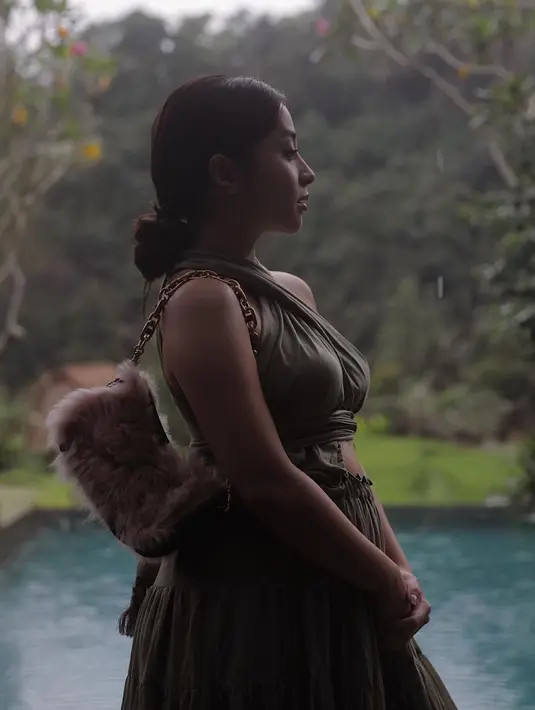 Dress model halter dengan aksen cut out yang mengeskpos perutnya (Foto: Instagram @nikitawillyofficial94)