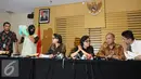 Uang hasil OTT Ditjen Pajak diperlihatkan penyidik KPK, Jakarta, Selasa (22/11). KPK mengamankan uang 148,500,000 Dolar Amerika dan sejumlah oknum ditjen pajak dalam OTT tersebut. (Liputan6.com/Helmi Afandi)