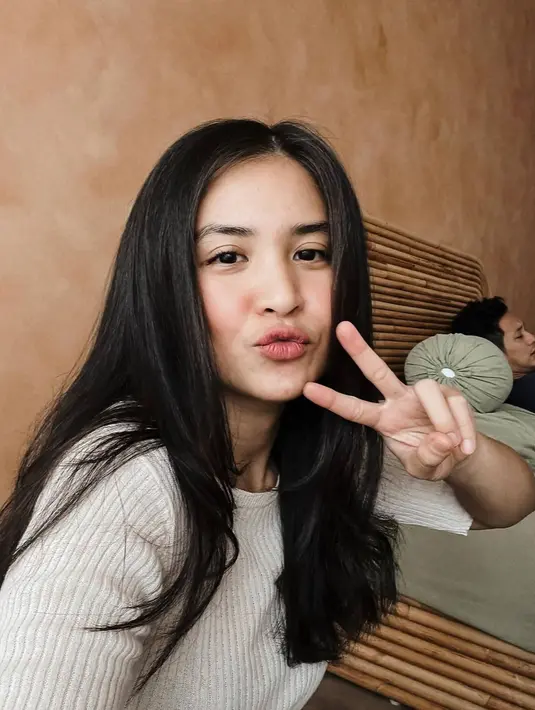 Sudah jadi seorang ibu dua anak, gaya dari Putri Titian ini tidak kalah dengan anak ABG. Banyak dari potret selfienya ini kerap menuai banyak pujian dari penggemar yang membajiri kolom komentar Instagramnya. Memliki keluarga harmonis dan bahagia, tentu akan awet muda.(Liputan6.com/IG/@putrititian)