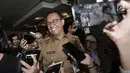 Gubernur DKI Jakarta Anies Baswedan tersenyum usai menjalani pemeriksaan di Gedung Bawaslu RI, Jakarta, Senin (7/1). Pemeriksaan terkait laporan pose dua jari yang dilakukan Anies di podium Konferensi Nasional Gerindra. (Merdeka.com/Iqbal S. Nugroho)