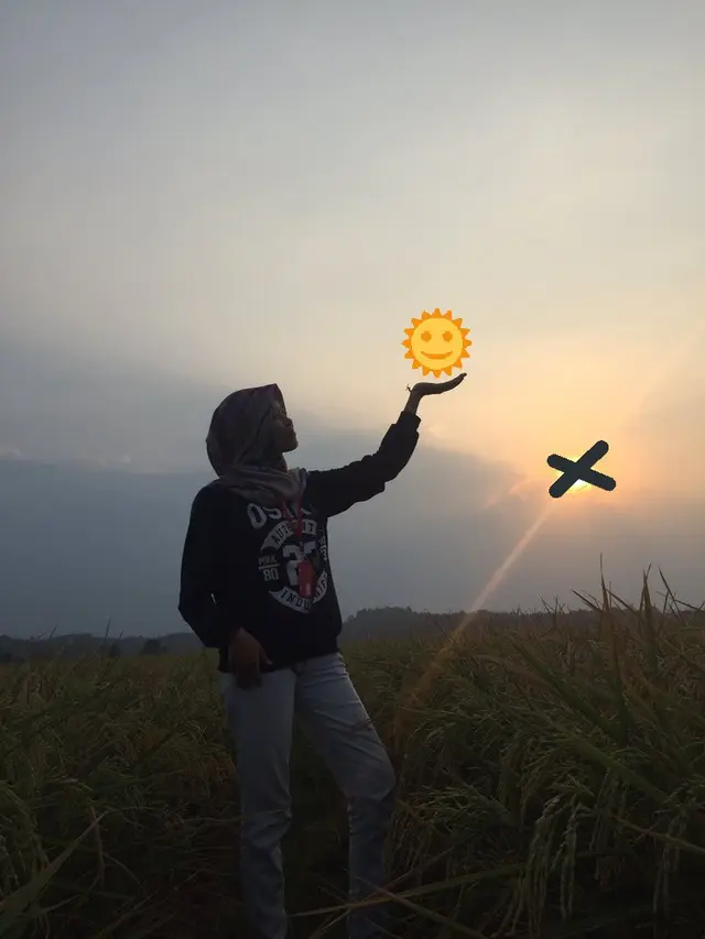 Hasil Edit Foto Pegang Matahari oleh Warganet