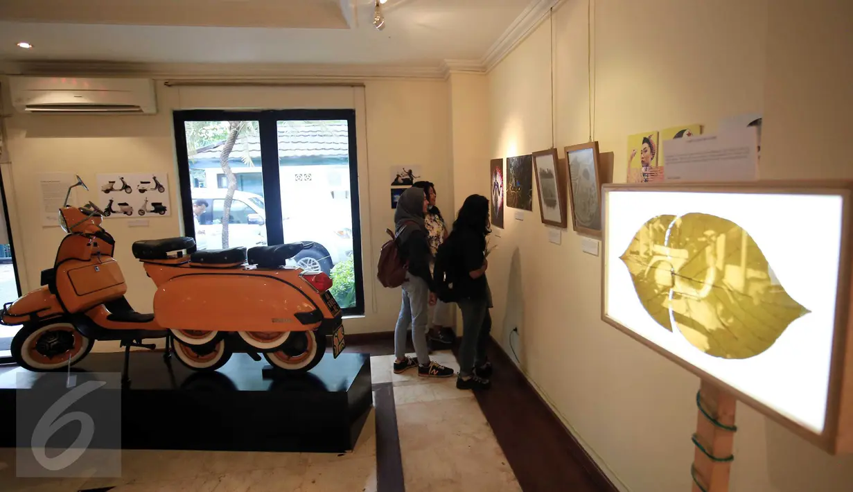 Pengunjung melihat pameran fotografi "La vespa, Un Mito : Storia e Storie" di Istituto Italiano, Cultura, Jakarta, (20/1). Acara ini menggelar pameran tentang kedaraan vespa yang kerap menjadi kendraan unik di Indonesia. (Liputan6.com/Angga Yuniar)