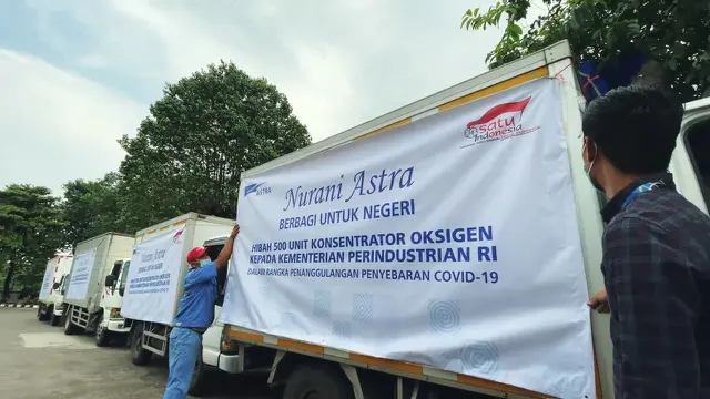 Simbolisasi penyerahan tabung oksigen dari Astra kepada Dinas Kesehatan Pemerintah Provinsi DKI Jakarta.