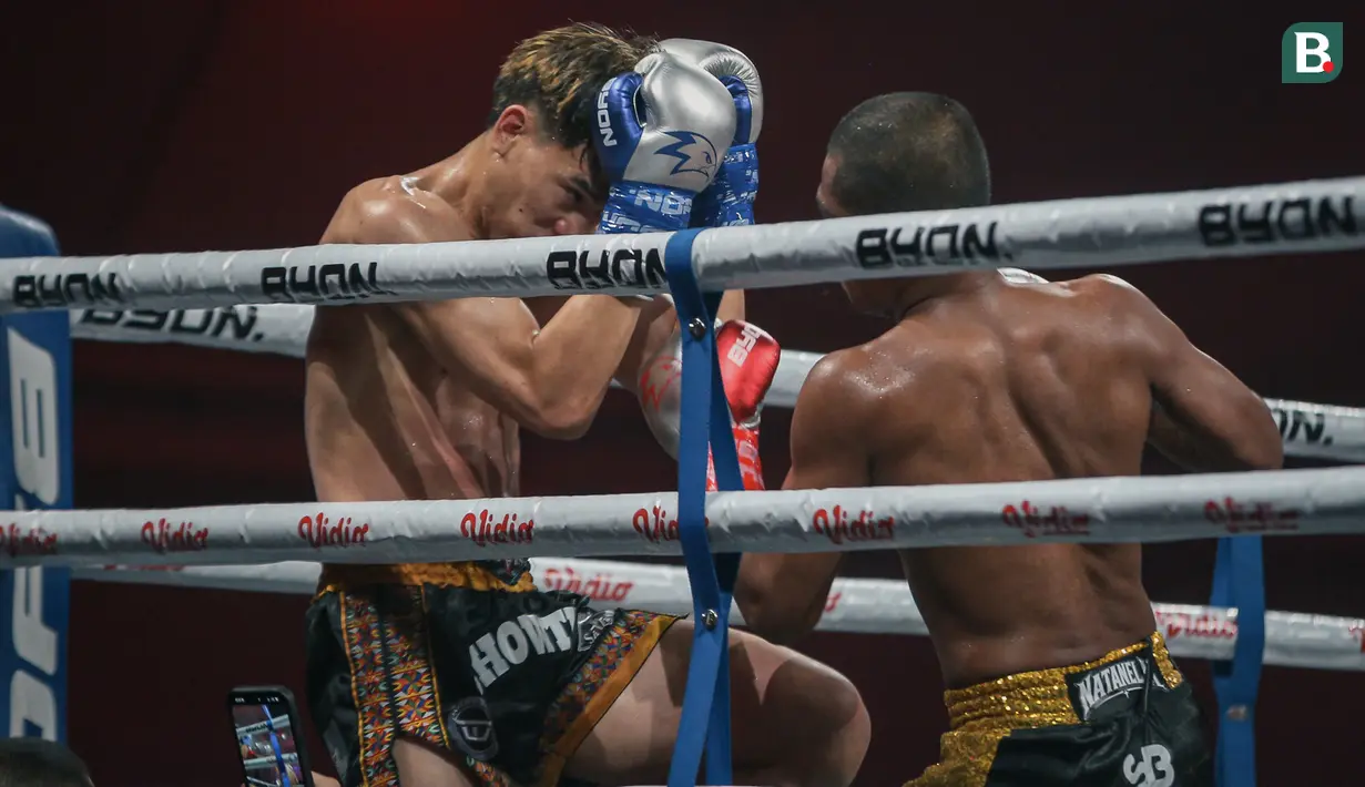 Pertarungan antara Kallens Barthez (kiri) dengan Nelson Julianto dalam duel kelas 61 kilogram di ajang Byon Madness Vol. 4 yang digelar di Spike Air Dome, PIK 2, Jakarta, Sabtu (6/6/2026).