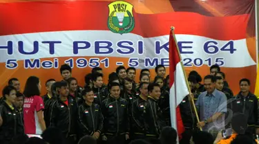 PBSI rayakan HUT  ke-64 sekaligus melakukan pelepasan Tim Piala Sudirman 2015 di Pelatnas Cipayung, Jakarta, Selasa (5/5/2015). Tampak Gita Wirjawan memberikan bendera kepada Tim Piala Sudirman 2015. (Liputan6.com/Yoppy Renato)