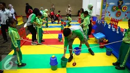 Sejumlah anak melakukan permainan di Festival Anak Jujur 2016 di area Ecovention, Jakarta, Rabu (31/8). Anak-anak yang berusia 5-12 tahun itu mengikuti Festival Anak Jujur  yang digelar KPK dari 31 Agustus dan 1 Juli. (Liputan6.com/Faizal Fanani)