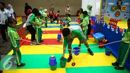 Sejumlah anak melakukan permainan di Festival Anak Jujur 2016 di area Ecovention, Jakarta, Rabu (31/8). Anak-anak yang berusia 5-12 tahun itu mengikuti Festival Anak Jujur yang digelar KPK dari 31 Agustus dan 1 Juli. (Liputan6.com/Faizal Fanani)