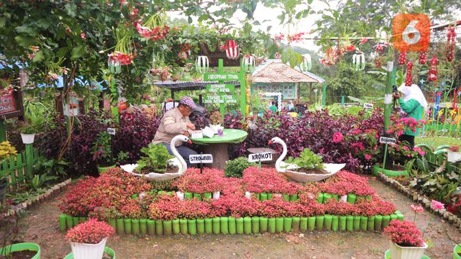 Dari membuat kebun, kelompok ibu rumah tangga yang tergabung dalam Dasawisma Asoka di Desa Batuah, Kabupaten Kutai Kartanegara berhasil memuat taman yang cantik.