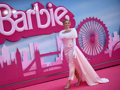 Aktris Australia Margot Robbie berpose di karpet merah muda setibanya untuk pemutaran perdana Eropa Film "Barbie" di London pusat pada 12 Juli 2023. (AFP/Justin Tallis)