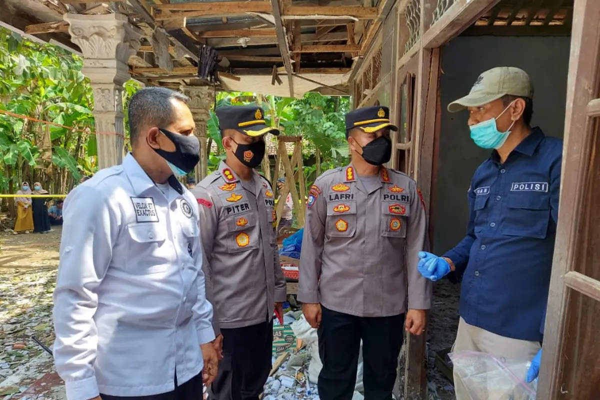 Polda Jateng dan Polres Kebumen olah TKP ledakan petasan yang sebabkan empat orang meninggal di Ngabean, Mirit, Kebumen. (Foto: Liputan6.com/Polres Kebumen)