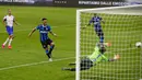 Pemain Inter Milan Lautaro Martinez (kedua kiri) mencetak gol ke gawang Sampdoria dalam pertandingan Serie A di Stadion San Siro, Milan, Italia, Minggu (21/6/2020). Inter Milan mengalahkan Sampdoria 2-1. (AP Photo/Antonio Calanni)