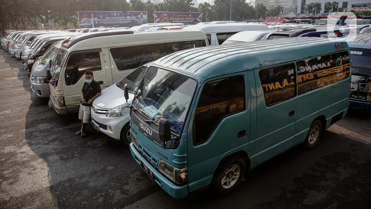 FOTO: Nekat Angkut Pemudik, 115 Kendaraan Travel Gelap Diamankan Polda Metro Jaya