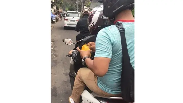 5 Kelakuan Kocak Makan di Jalan Raya Ini Bikin Geleng Kepala