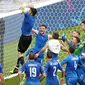 Aksi Gianluigi Buffon memanjat mistar gawang usai menang atas Spanyol pada babak 16 besar Piala Eropa 2016 di Stade de France, Saint-Denis, Paris,(27/6/2016).  (REUTERS/Charles Platiau) 