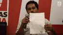 Penyebar fitnah dan foto hoax terhadap Ketua Umum Partai Solidaritas Indonesia (PSI) Grace Natalie, Taufan Pratama menunjukkan surat permintaan maaf saat jumpa pers di Jakarta, Senin (19/11). (Liputan6.com/Herman Zakharia)