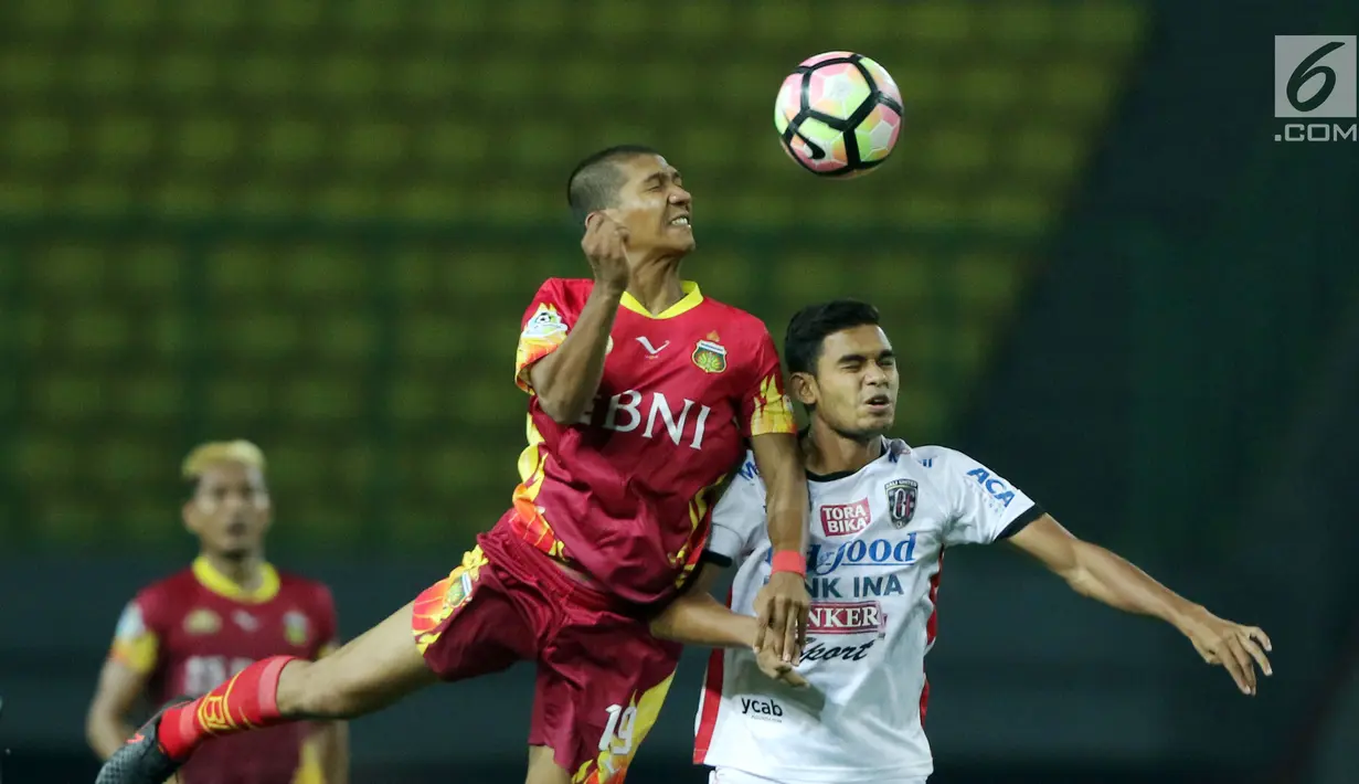 Gelandang Bhayangkara FC, T M Ichsan (kiri) berebut bola dengan pemain Bali United pada lanjutan Liga 1 Indonesia di Stadion Patriot Candrabhaga, Bekasi, Jumat (29/9). Bhayangkara FC unggul 3-2. (Liputan6.com/Helmi Fithriansyah)