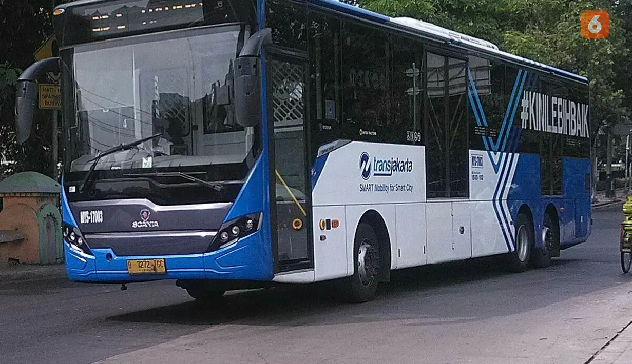 Selain sasis Scania low deck, Transjakarta juga menggunakan sasis high deck. Salah satunya adalah Scania K 310 IB yang memiliki 3 sumbu roda. Sasis ini ditenagai mesin diesel DC9 9300cc yang dapat menghasilkan tenaga hingga 310hp pada 1900rpm dan torsi 1550nm pada 1000-1350rpm. Sasis ini digunakan sebagai bus BRT Reguler . Selain seri K 310 IB, Transjakarta juga menggunakan sasis K 310 UB yang digunakan sebagai bus tingkat wisata dengan bodi Jetbus 2+ SDD dengan atap terbuka.