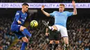 Gelandang Chelsea, Jorginho, berebut bola dengan gelandang Manchester City, Kevin De Bruyne, pada laga Premier League di Stadion Etihad, Manchester, Sabtu (23/11). City menang 2-1 atas Chelsea. (AFP/Paul Ellis)