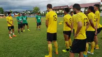 Sriwijaya FC saat sesi latihan di Padang. (Bola.com/Riskha Prasetya)