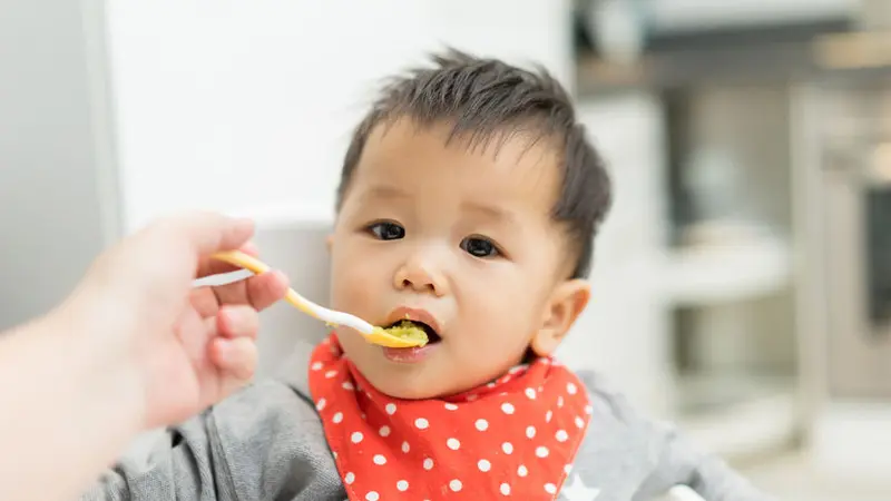 Pola Makan MPASI Sesuai Tahapan Usia si Kecil