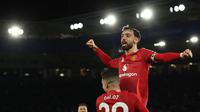 Dua pemain Manchester United (MU) asal Portugal, Bruno Fernandes dan Diogo Dalot, merayakan gol ketiga ke gawang Leicester City dalam laga pekan ke-29 Premier League 2024/2025 di King Power Stadium, Senin (17/3/2025) dini hari WIB. MU menang telak 3-0 atas Leicester City dalam laga ini. (Adrian Dennis / AFP)