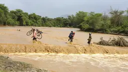 Kenya, serta negara tetangganya Somalia dan Ethiopia, sedang bergulat dengan banjir terburuk dalam sejarah. (AP Photo)