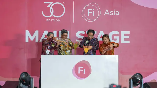 Wakil Menteri Perindustrian Faisol Riza (kedua kanan) didampingi oleh Plt. Direktur Jenderal Industri Agro Putu Juli Ardika (kedua kiri) menuang bahan makanan sebagai simbolis dibukanya pameran Food Ingredients Asia (Fi Asia) 2026. (Dok Kemenperin)