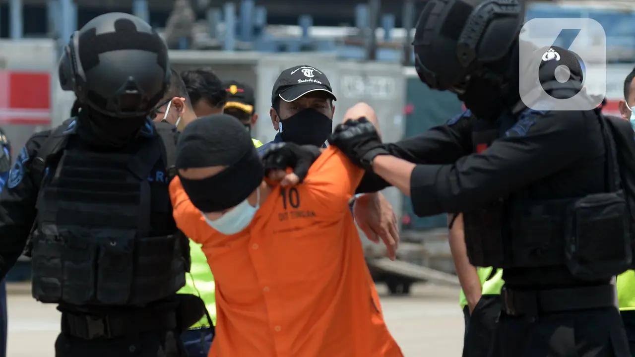 FOTO: 22 Terduga Teroris dari Jawa Timur Dipindahkan ke Jakarta
