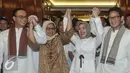 Cagub DKI Jakarta Anies Rasyid Baswedan (kiri) dan Cawagub DKI Jakarta Sandiaga Salahudin Uno (kanan) bersama istri saat deklarasi di kediaman orang tua Ketua Umum Gerindra, Prabowo Subianto, Jakarta, Jumat (23/9).  (Liputan6.com/Yoppy Renato)