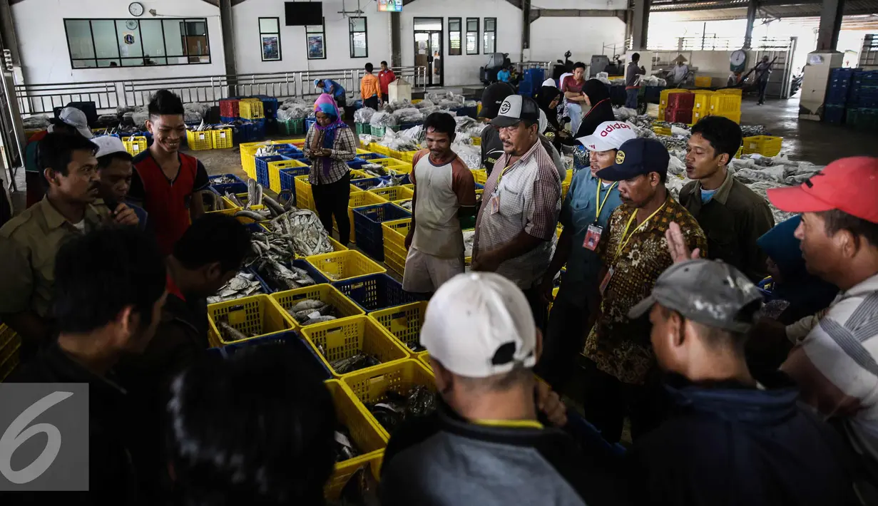Pembeli melihat ikan di di pelelangan ikan Muara Angke, Jakarta, Kamis (24/3). KKP Targetkan Pemanfaatan Hasil Laut Capai Rp1.000 Triliun. (Liputan6.com/Faizal Fanani)