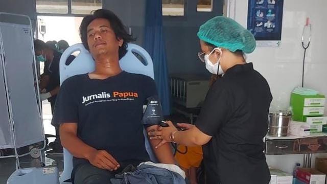 Wartawan CNN Indonesia korban pengeroyokan saat meliput pemulangan jenazah bekas Gubernur Papua, Lukas Enembe. (Foto: Liputan6.com/AJI Jayapura)