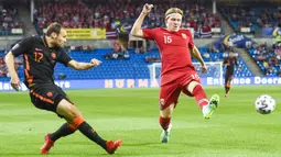 Pemain Belanda Daley Blind (kiri) berebut bola dengan pemain Norwegia Jens Petter Hauge pada pertandingan kualifikasi Piala Dunia 2022 di Stadion Ullevaal, Oslo, Norwegia, Rabu (1/9/2021). Pertandingan berakhir dengan skor 1-1. (Fredrik Varfjell/NTB via AP)