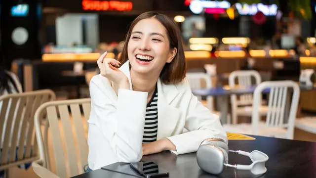 terenyum tertawa santai minum di kafe