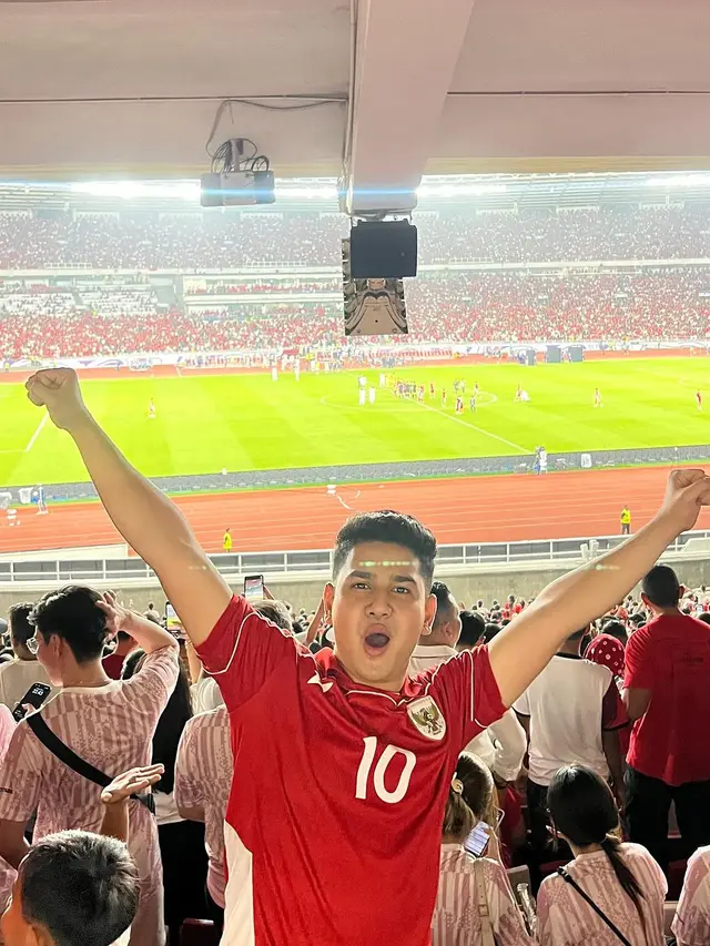 8 Potret Artis Nonton Timnas Indonesia Vs Bahrain di GBK, Kompak Pakai Jersey