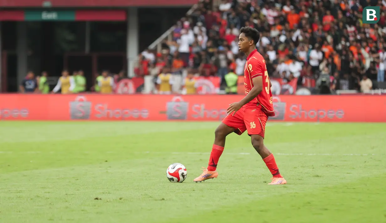 Aditya Warman sedang berdiskusi di lapangan dengan rekan satu timnya dalam pertandingan melawan Persijap Jepara pada pekan ke-16 BRI Super League 2025/2026 di Stadion Utama Gelora Bung Karno (SUGBK), Jakarta Pusat, Sabtu (3/1/2026) sore WIB. (Bola.com/Abdul Aziz)