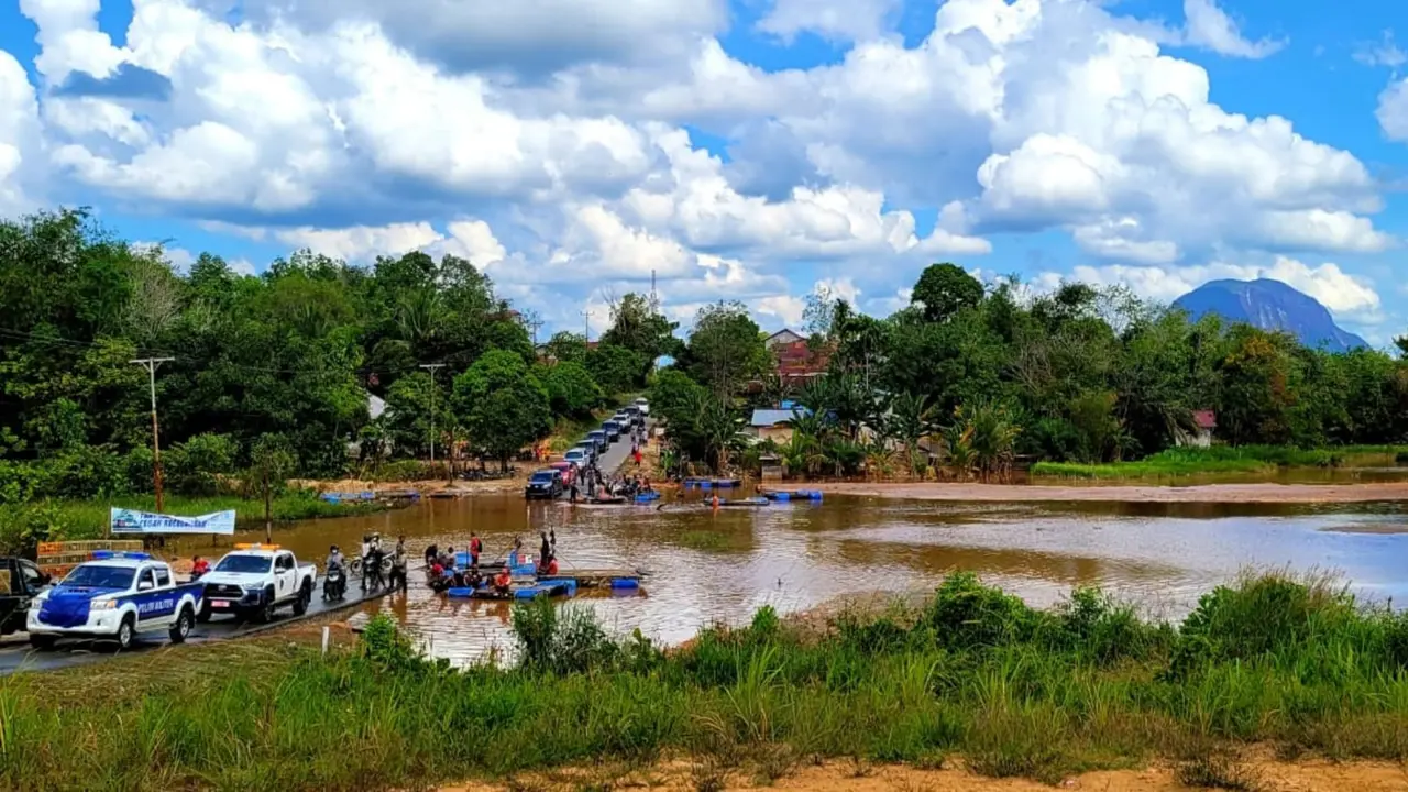 Menteri Pekerjaan Umum dan Perumahan Rakyat (PUPR) Basuki Hadimuljono meninjau bencana banjir yang melanda Sintang dan Melawi, Kalimantan Barat