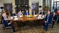 Presiden Amerika Serikat Joe Biden menggelar pertemuan darurat para pemimpin G7 dan NATO membahas dugaan ledakan rudal Rusia di Polandia, di Bali, Rabu (16/11/2022). Rapat darurat itu digelar di sela-sela KTT G20 Bali. (Doug Mills/The New York Times via AP, Pool)