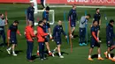 Para pemain Sevilla berlatih jelang menjamu Manchester United (MU) pada leg pertama babak 16 besar Liga Champions di Ciudad Deportiva, Stadion Ramon Sanchez Pizjuan, Sevilla, Spanyol, Selasa (20/2). (Cristina Quicler/AFP)