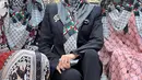 Desainer Vivi Zubedi melalui labelnya meluncurkan scarf Palestina yang diberi nama Hurriya Scarf. Seluruh keuntungan dari hasil penjualan produk scarf ini akan didonasikan untuk rakyat Palestina. [@mrsvivi]