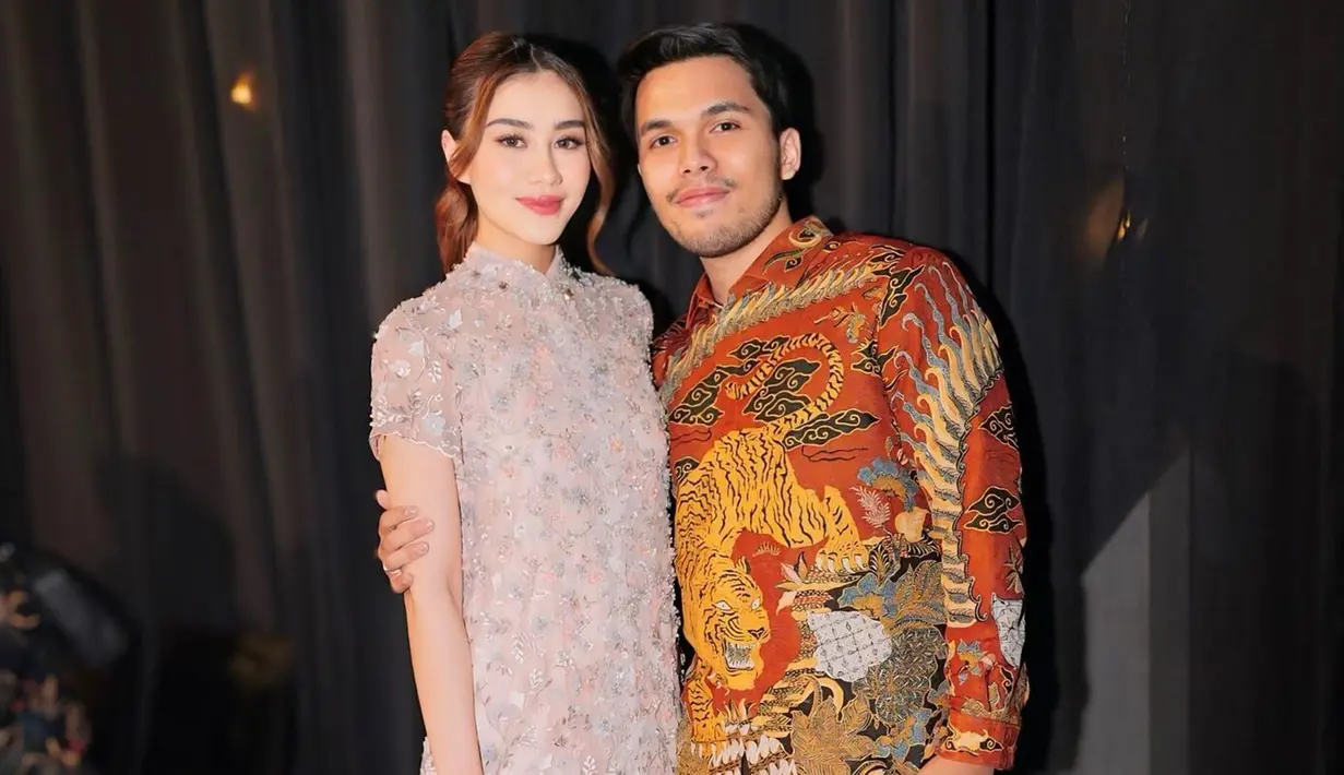 Hadiri resepsi pernikahan Yislam Jaidi kakak Fadil Jaidi, Aaliyah Massaid tampil simpel dan elegan dengan mengenakan dress. Rambut Aaliyah Massaid ditata dengan gaya ikat rambut kuda. Artis berusia 22 tahun ini tenteng tas merek Chanel yang warnanya selaras dengan dress yang dikenakannya. Pamer senyuman tipis, aura Aaliyah Massaid dipuji semakin terpancar. (Liputan6.com/IG/@aaliyah.massaid)