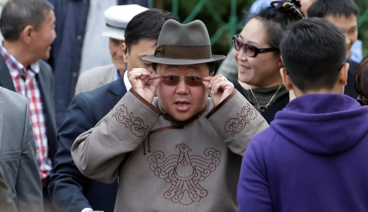 Presiden Mongolia, Tsakhiagiin Elbegdorj tiba untuk menghadiri pemilihan parlemen di Ulaanbaatar, Mongolia, Rabu (29/6). Tsakhiagiin Elbegdorj jadi pusat perhatian karena mengenakan baju khas tradisional Mongolia. (REUTERS/Jason Lee)